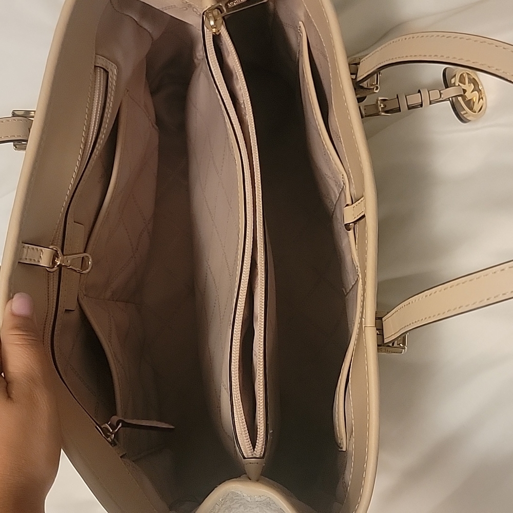 MK Handbag - Picture 3 of 6